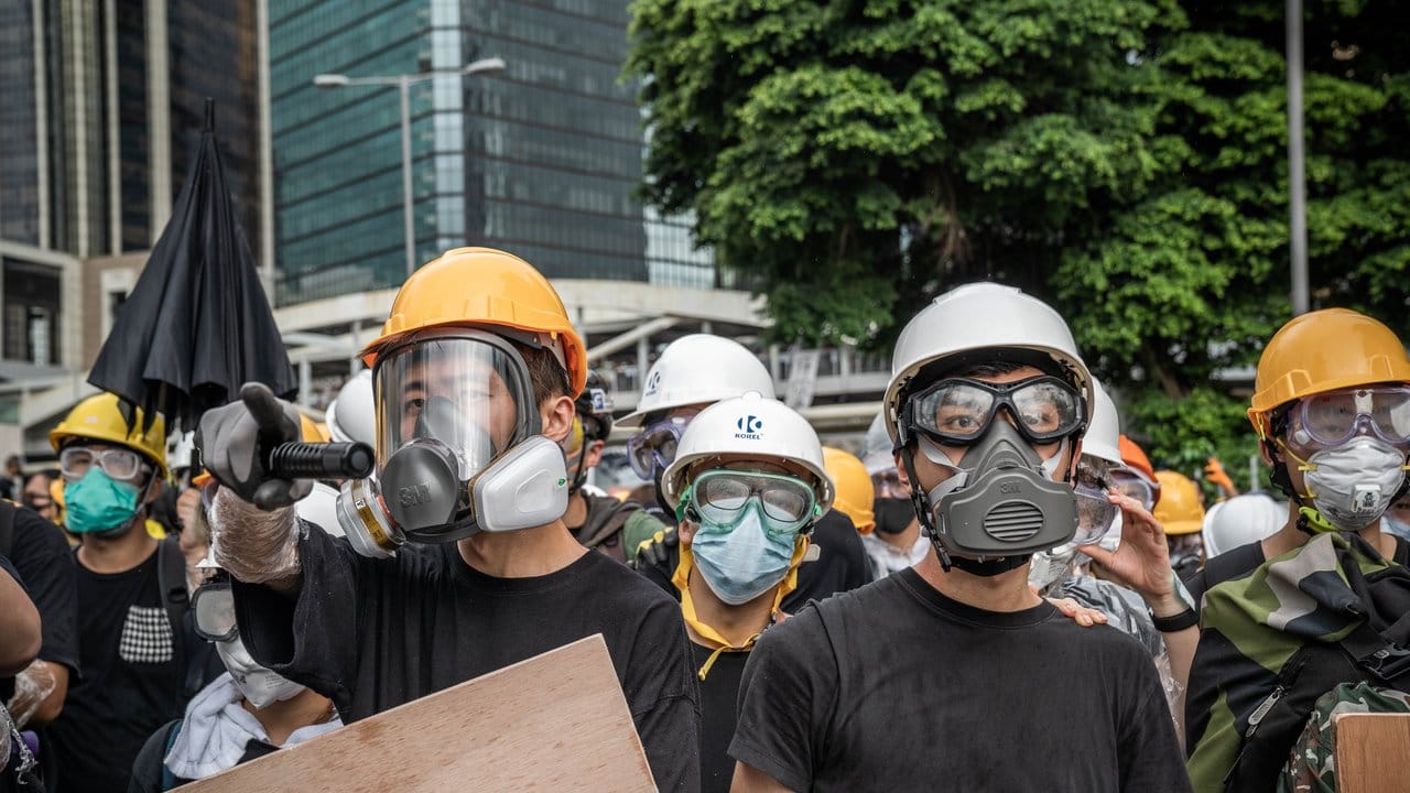 Schutz vor dem Pfefferspray: Viele der Demonstranten trugen Schutzbrillen und Masken.