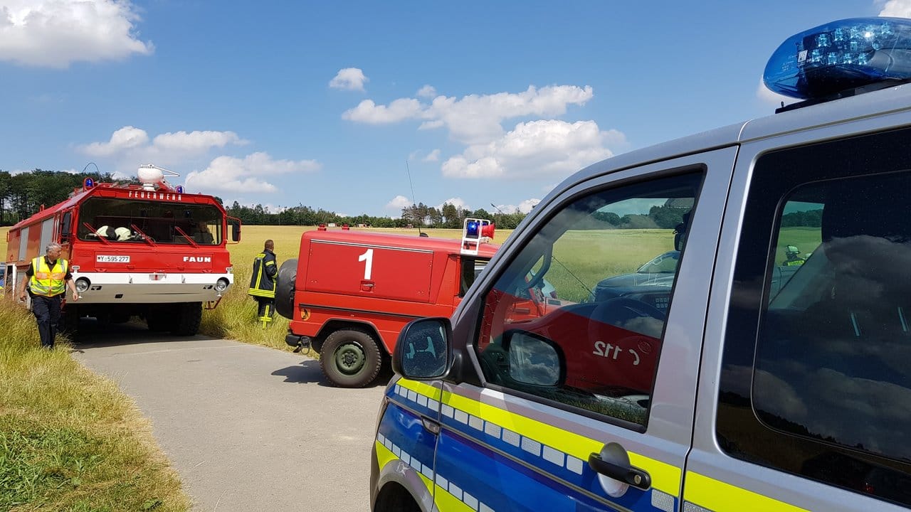 Rettungskräfte stehen nahe der Unfallstelle, an der ein Huschrauber der Bundeswehr abgestürzt ist.