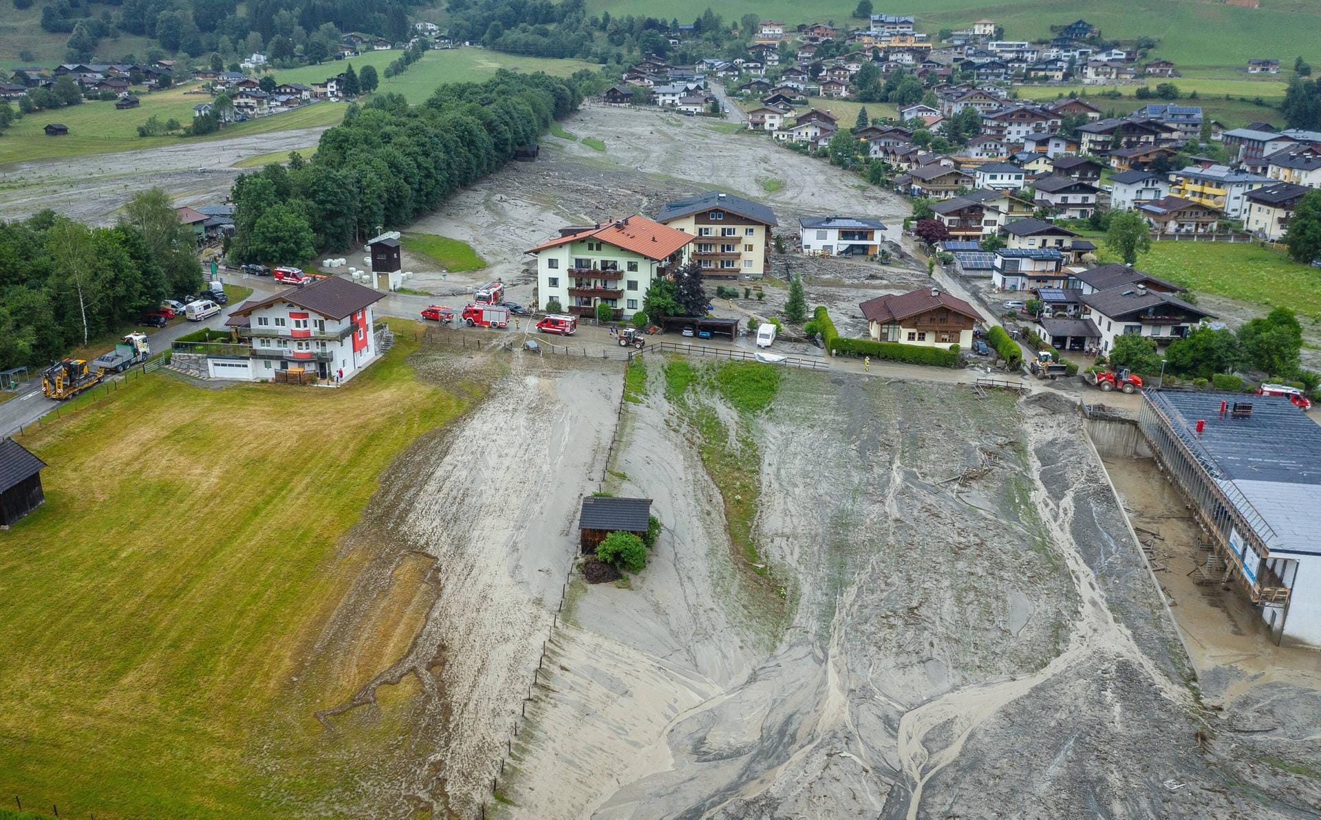 Der Blick über überschwemmte Häuser und Felder zeigt das Ausmaß des Unglücks: In Folge des Unwetters standen viele Keller in Uttendorf bis zur Decke unter Wasser.