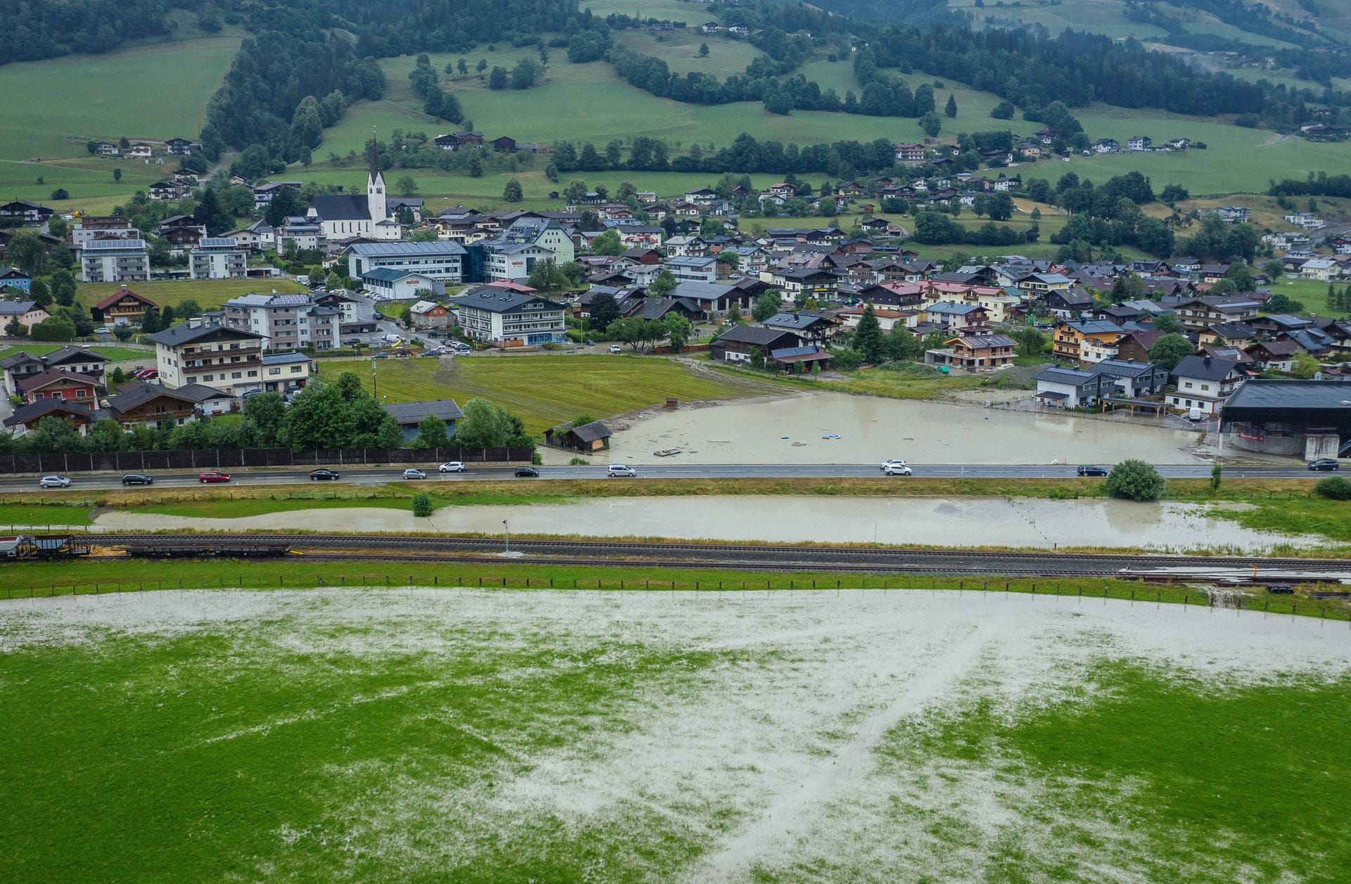 Der Schlamm erstreckt sich auf Felder und Straßen: Der Bach im Ortskern der Gemeinde trat durch den Starkregen über die Ufer.