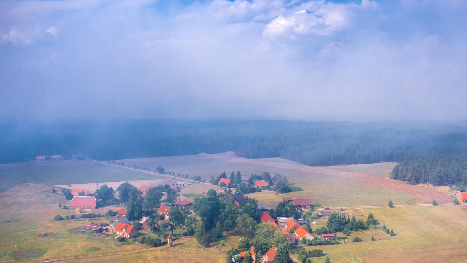 Rauchwolken ziehen über die kleine Ortschaft Hohen Woos am Rande des ehemaligen Truppenübungsplatzes.