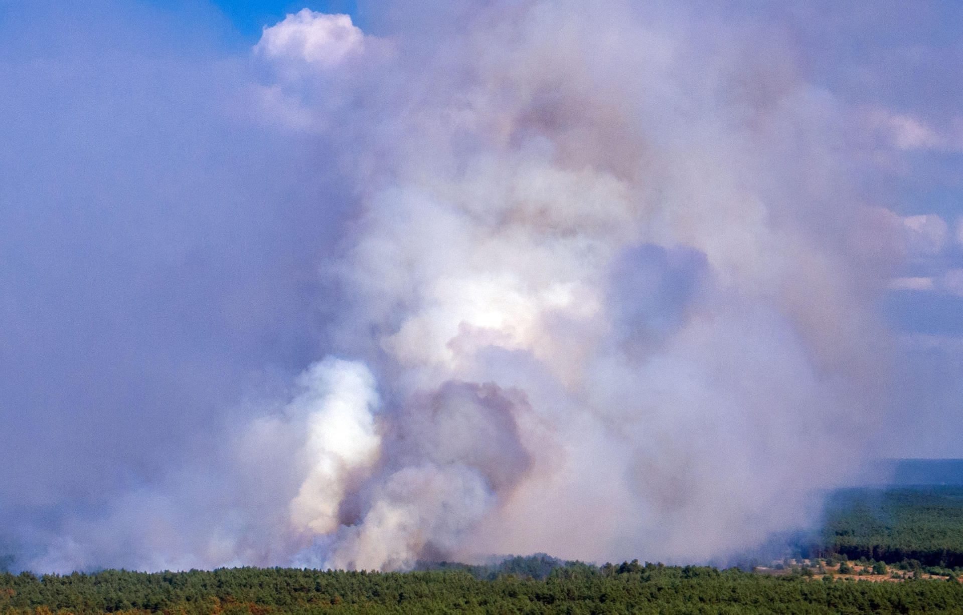 In der Nähe von Jessenitz steigt eine große Rauchwolke auf: Am Wochenende war der Brand bis nach Sachsen zu riechen.