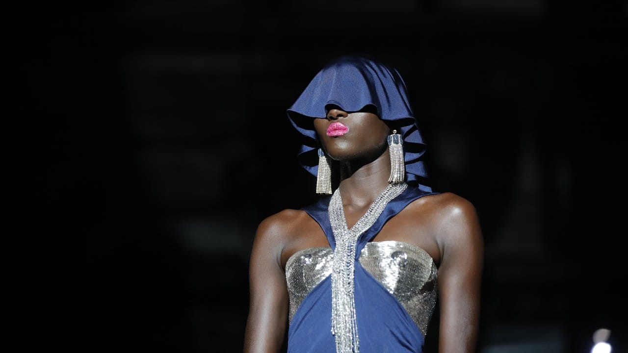 Gut gegen Hitze: Entwurf von Schiaparelli bei der Haute Couture Paris Fashion Week.
