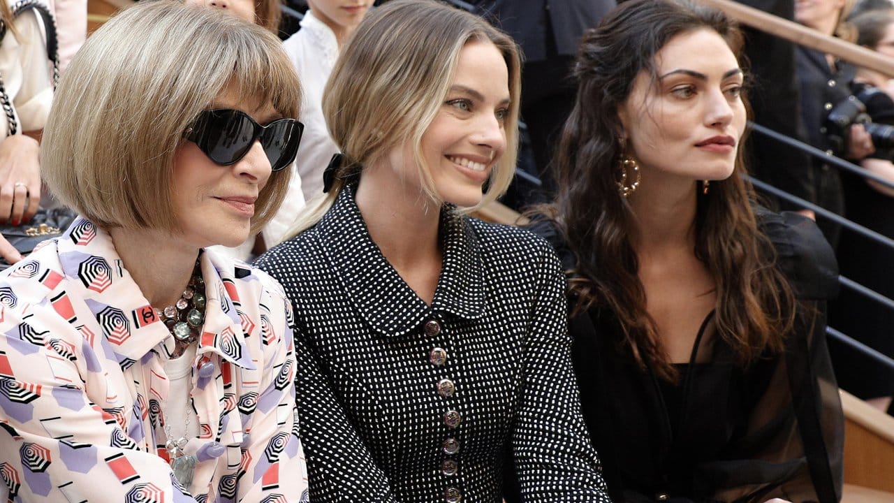 Vogue-Chefredakteurin Anna Wintour (l-r) und die Schauspielerinnen Margot Robbie und Phoebe Tonkin bei der Chanel-Schau.