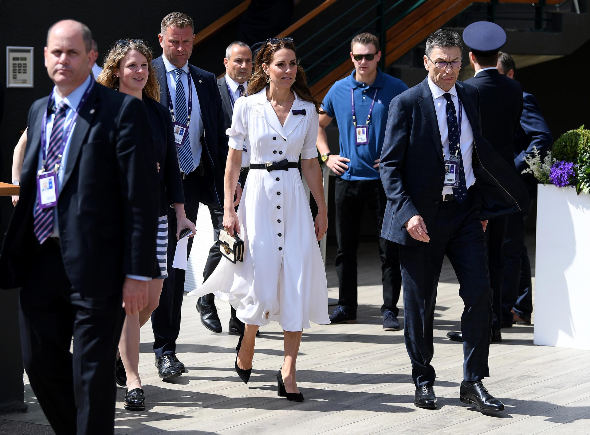 Tag zwei der Wimbledon-Turniere: Herzogin Kate kommt an, hat ein weißes Kleid mit schwarzem Gürtel und Knöpfen gewählt.