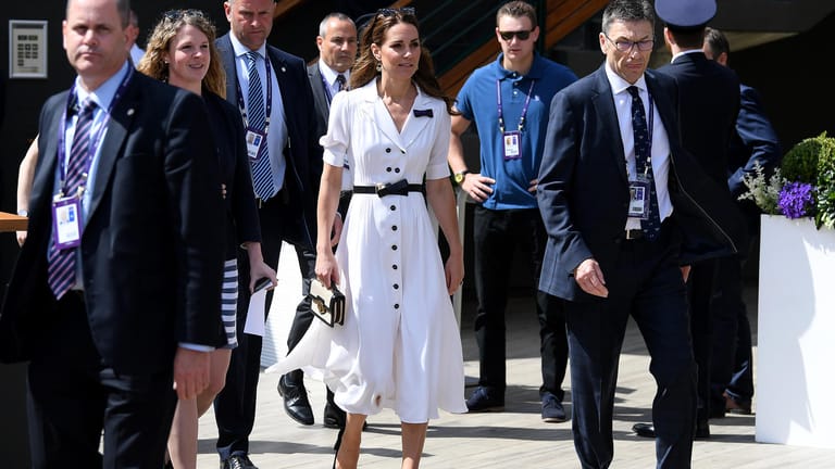 Tag zwei der Wimbledon-Turniere: Herzogin Kate kommt an, hat ein weißes Kleid mit schwarzem Gürtel und Knöpfen gewählt.