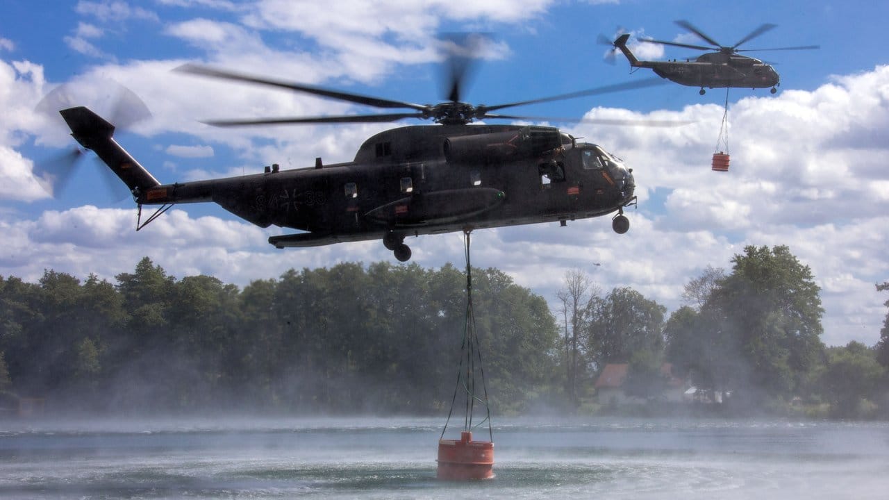 Auftanken: Hubschrauber der Bundeswehr nehmen jeweils 5000 Liter Löschwasser in einem See auf. Auftanken: Hubschrauber der Bundeswehr nehmen jeweils 5000 Liter Löschwasser in einem See auf.