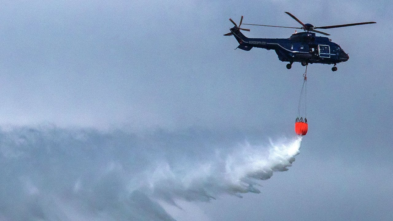 Wasserwerfer: Ein Hubschrauber der Bundespolizei im Einsatz gegen den Waldbrand bei Lübtheen. Wasserwerfer: Ein Hubschrauber der Bundespolizei im Einsatz gegen den Waldbrand bei Lübtheen.