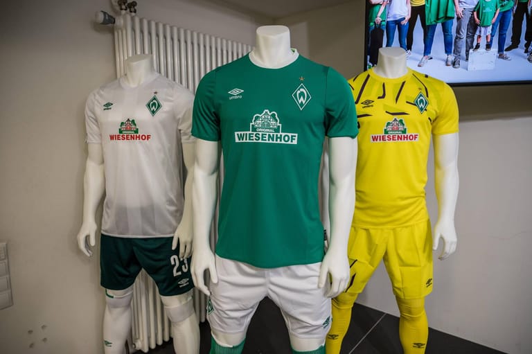 Klassisch und so schlicht wie möglich: Die neuen Trikots des SV Werder Bremen in Grün (Heim) beziehungsweise Weiß (Auswärts) sind Teil der neuen Fan-Kampagne "Green White Wonderwall". Das Torwart-Trikot ist in gelb gehalten.