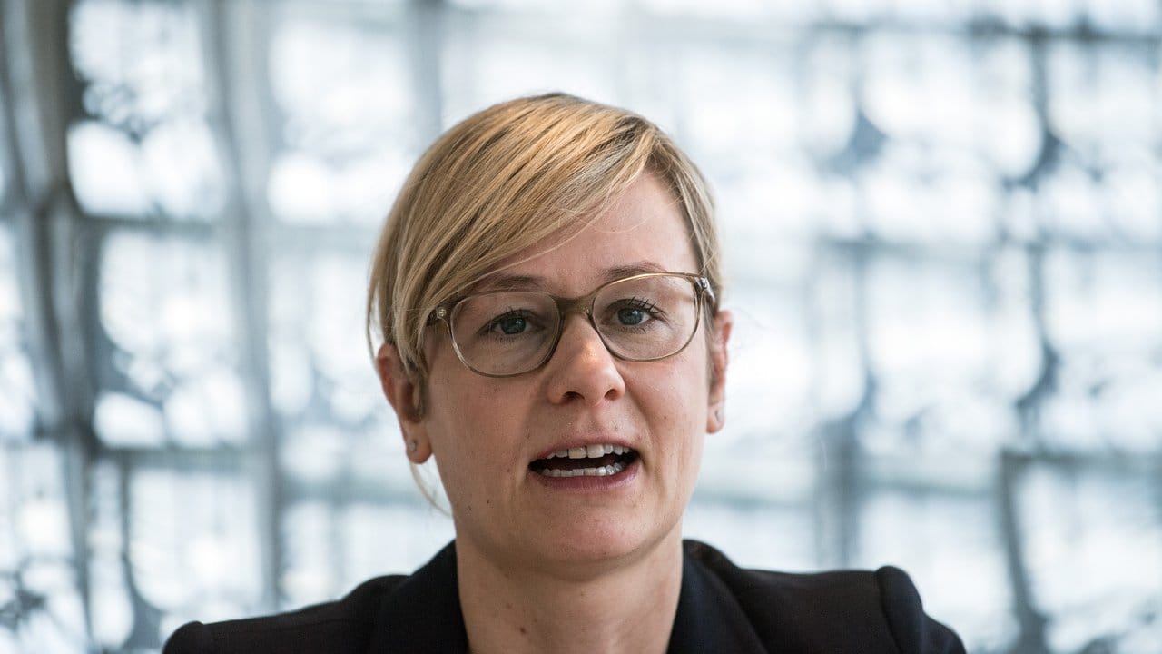 Die ehemalige nordrhein-westfälische Familienministerin Christina Kampmann hat ihre Kandidatur für den SPD-Vorsitz angekündigt. Die ehemalige nordrhein-westfälische Familienministerin Christina Kampmann hat ihre Kandidatur für den SPD-Vorsitz angekündigt.