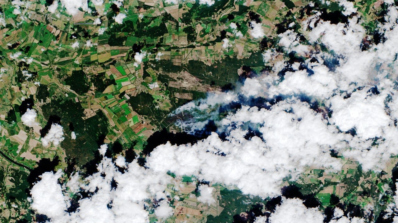 Eine Satellitenaufnahme zeigt den verheerenden Waldbrand bei Lübtheen in Mecklenburg-Vorpommern.