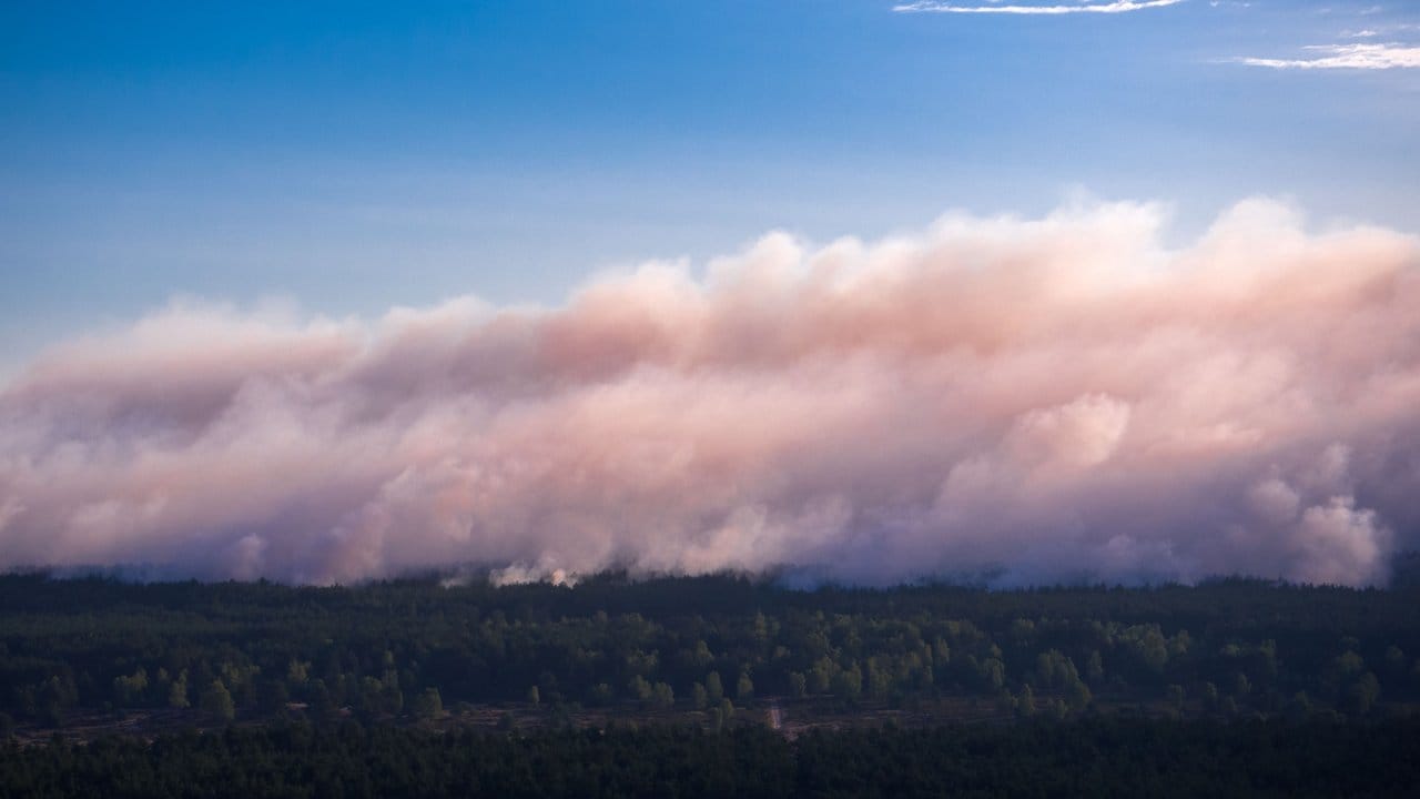 Eine Luftaufnahme mit einer Drohne zeigt, wie Rauch in der Nähe von Alt Jabel aus dem Wald aufsteigt.