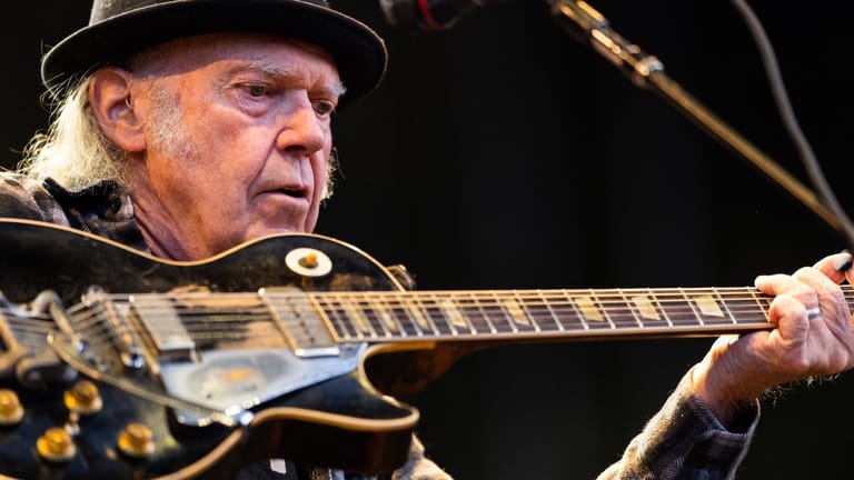 Das Ding macht richtig Krach: Neil Young beim Tourauftakt in Dresden.