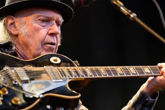 Das Ding macht richtig Krach: Neil Young beim Tourauftakt in Dresden.