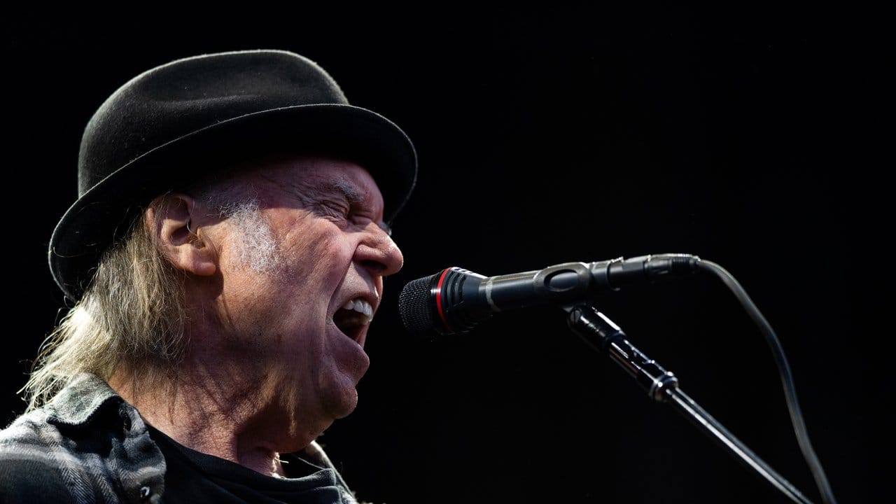 ER hat's noch drauf: Neil Young beim Tourauftakt in Dresden.