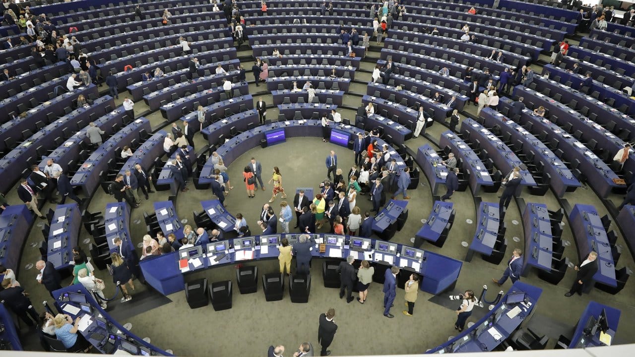 In Straßburg stehen Abgeordneten des Europäischen Parlaments an, um einen neuen Präsidenten zu wählen.