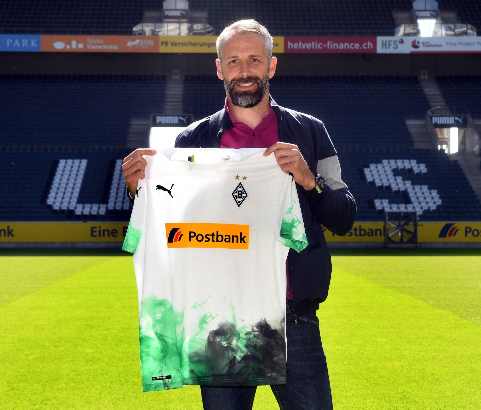 Gladbachs neuer Trainer Marco Rose präsentiert das eher ungewöhnliche Heim-Trikot der Fohlen. Es ist mit der Optik von Rauchschwaden in Grün und Schwarz verziert.
