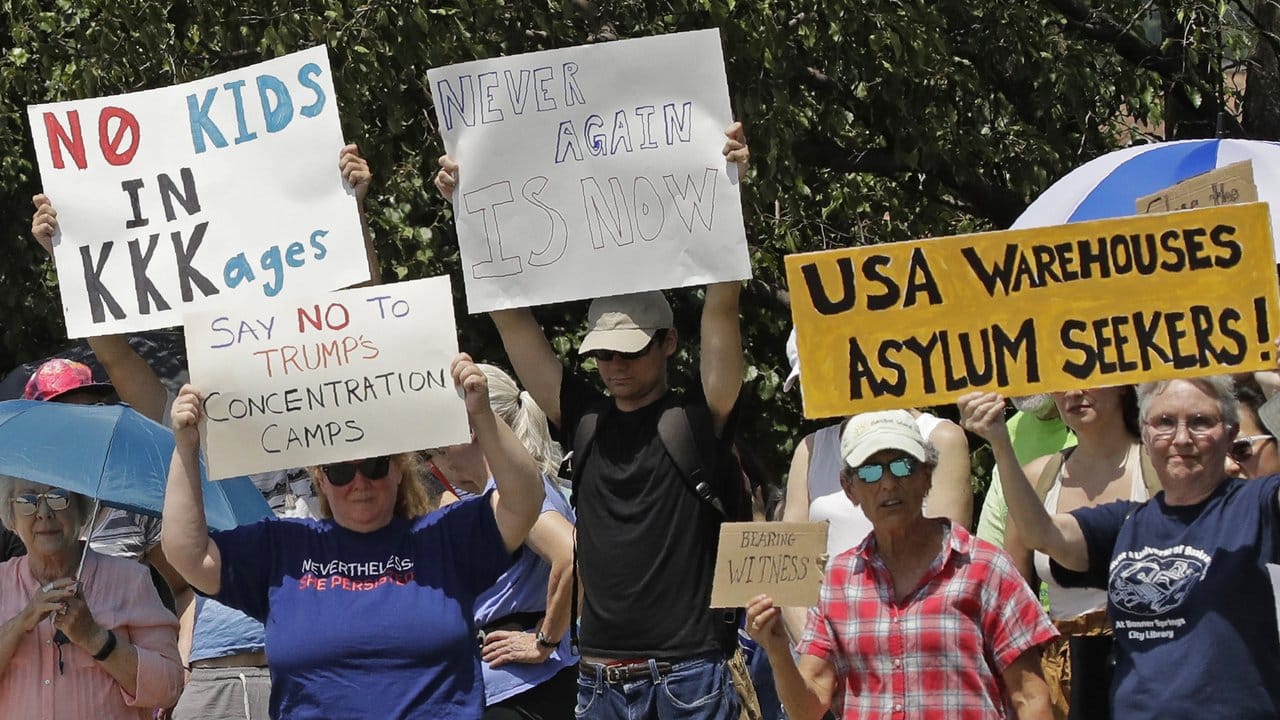 In Overland Park im US-Bundesstaat Kansas protestieren Demonstranten gegen die Bedingungen in Migrantenlagern an der Grenze zu Mexiko.