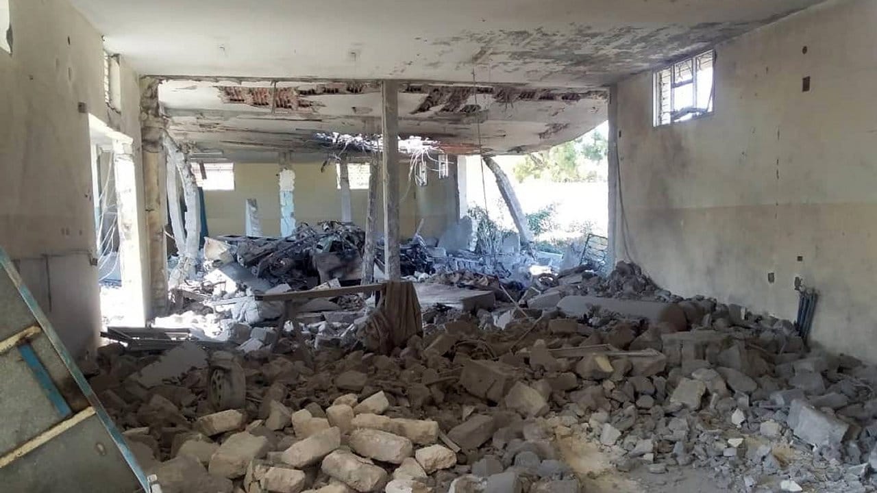 Nach dem Luftangriff auf ein Migrantenzentrum sind große Teile des Zentrums zerstört.
