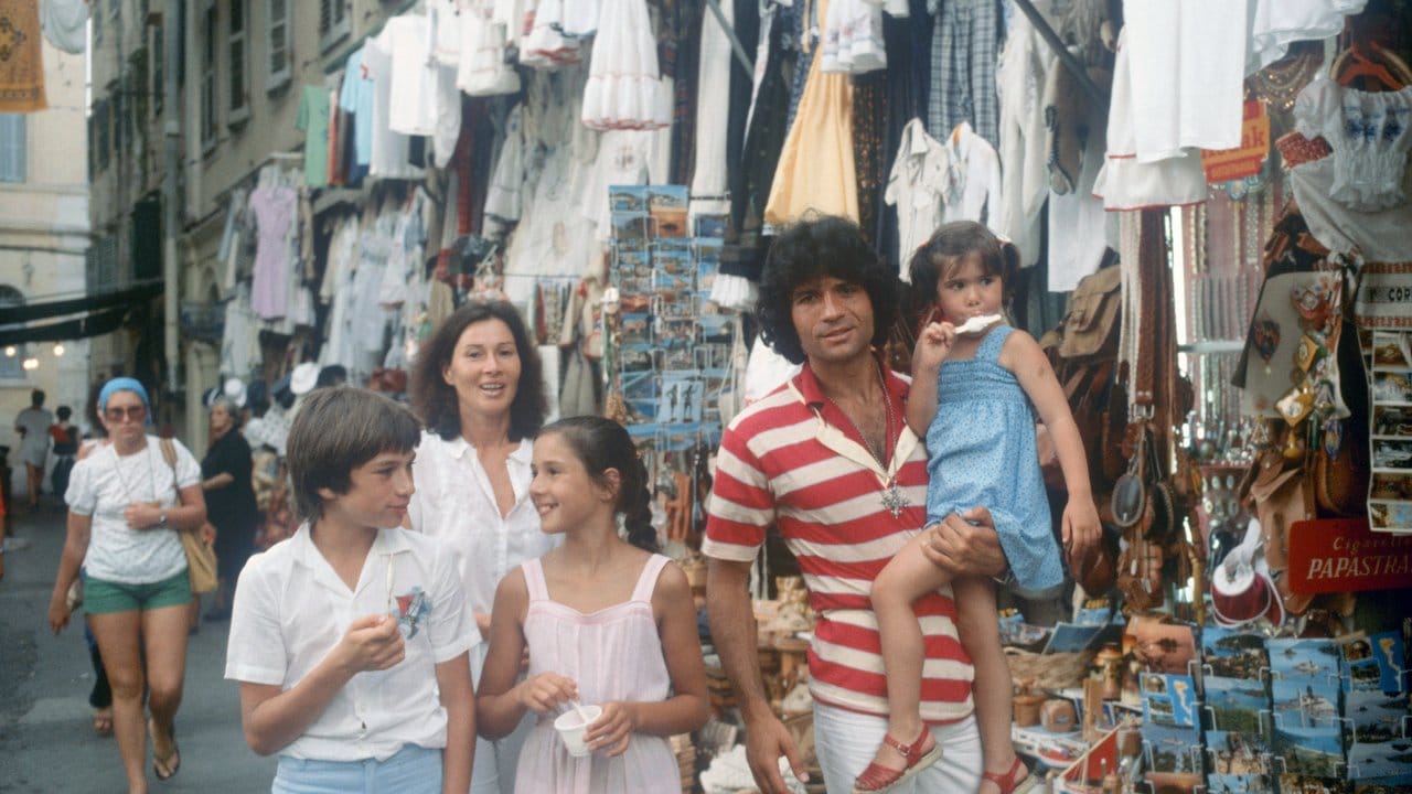 Costa Cordalis macht 1979 Urlaub mit seiner Familie auf der griechischen Insel Korfu.