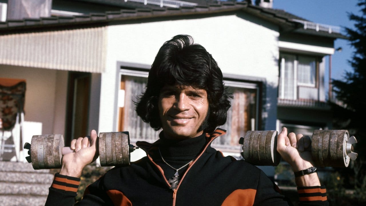 Costa Cordalis 1976 vor seinem Haus in Kniebis bei Freudenstadt.