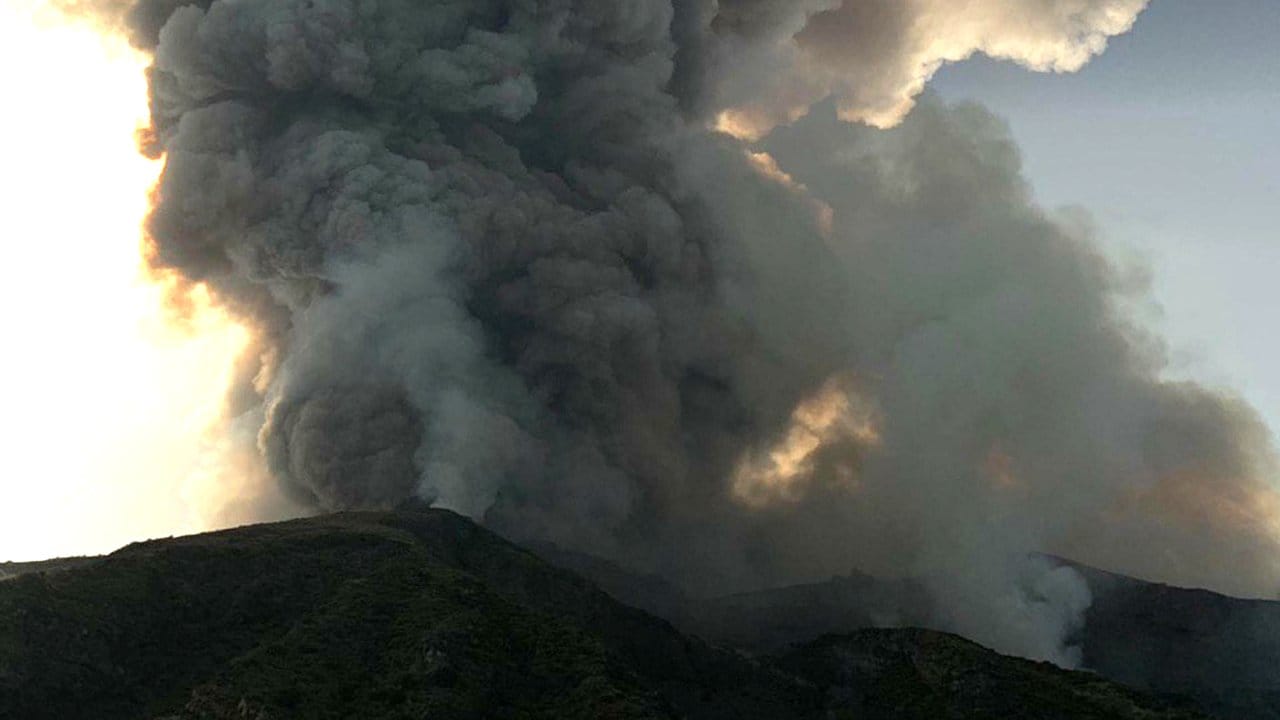 Ein heftiger Ausbruch des Vulkans Stromboli in Italien hat einen Menschen das Leben gekostet.