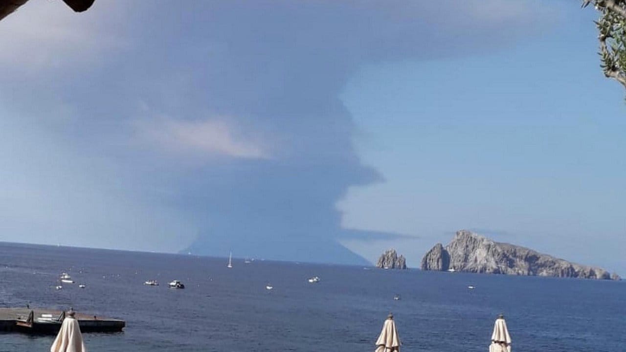 Ein heftiger Ausbruch des Vulkans Stromboli in Italien hat Touristen und Einwohnern Angst und Schrecken eingejagt.