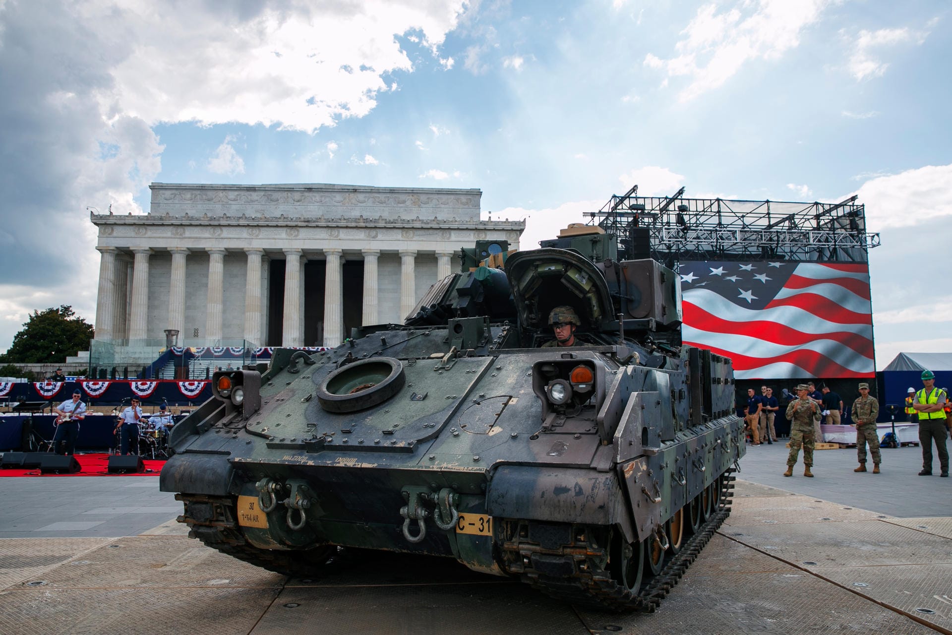 Ein US-Soldat fährt einen Panzer vor das Lincoln Memorial in Washington.
