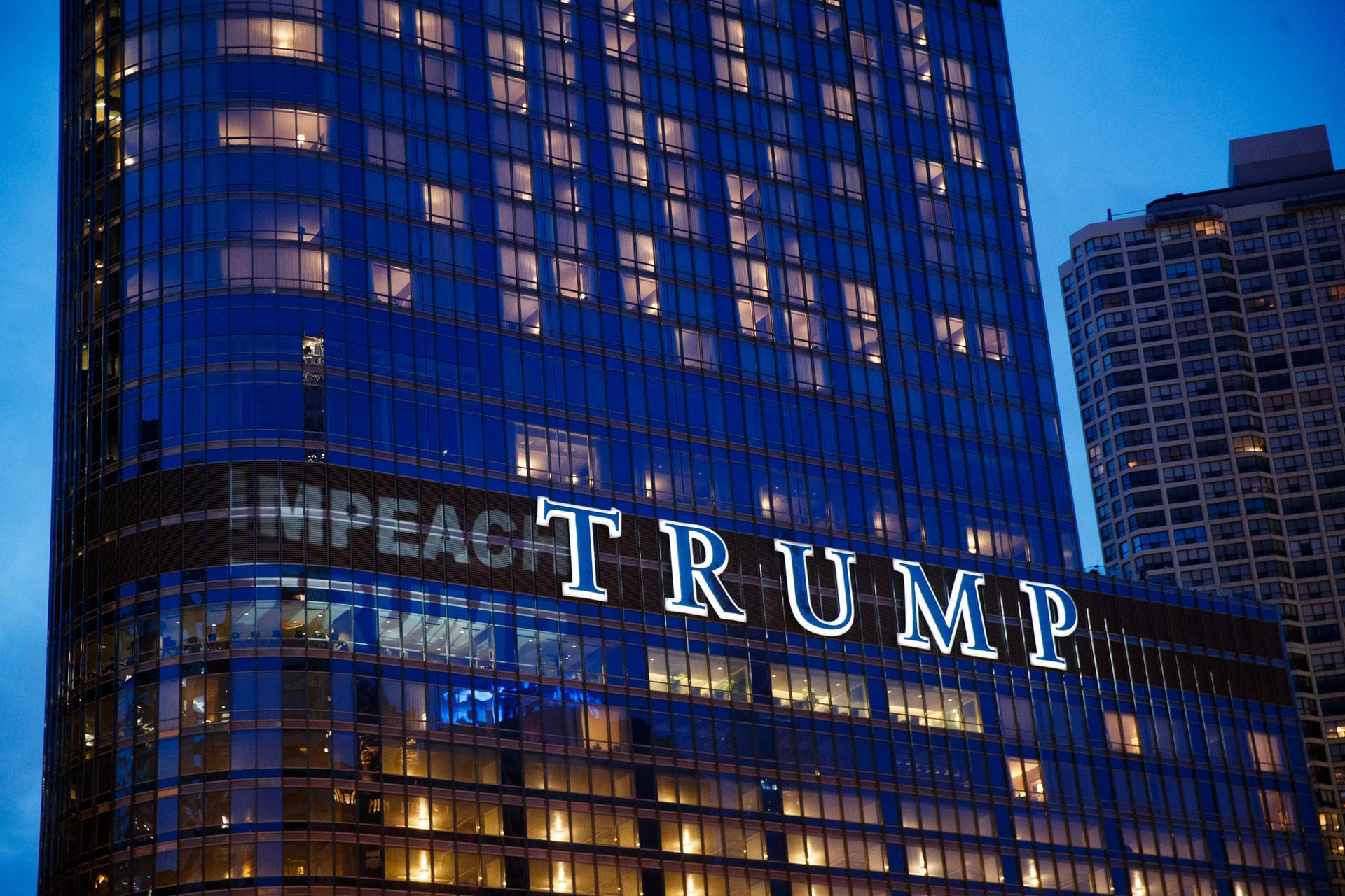 In Chicago fordern Aktivisten eine Amtsenthebung Trumps. Aus Protest strahlen sie das Trump International Hotel and Tower an.