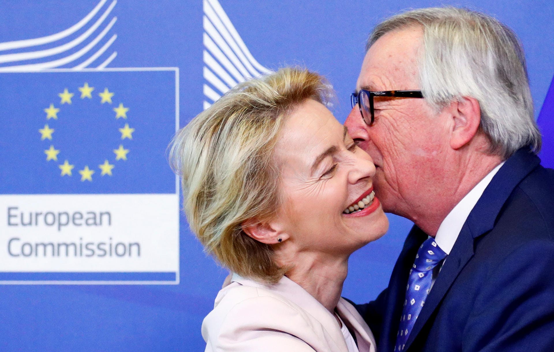 Der Noch-EU-Kommissionschef begrüßte die deutsche Politikerin herzlich in Brüssel.
