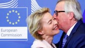Der Noch-EU-Kommissionschef begrüßte die deutsche Politikerin herzlich in Brüssel.