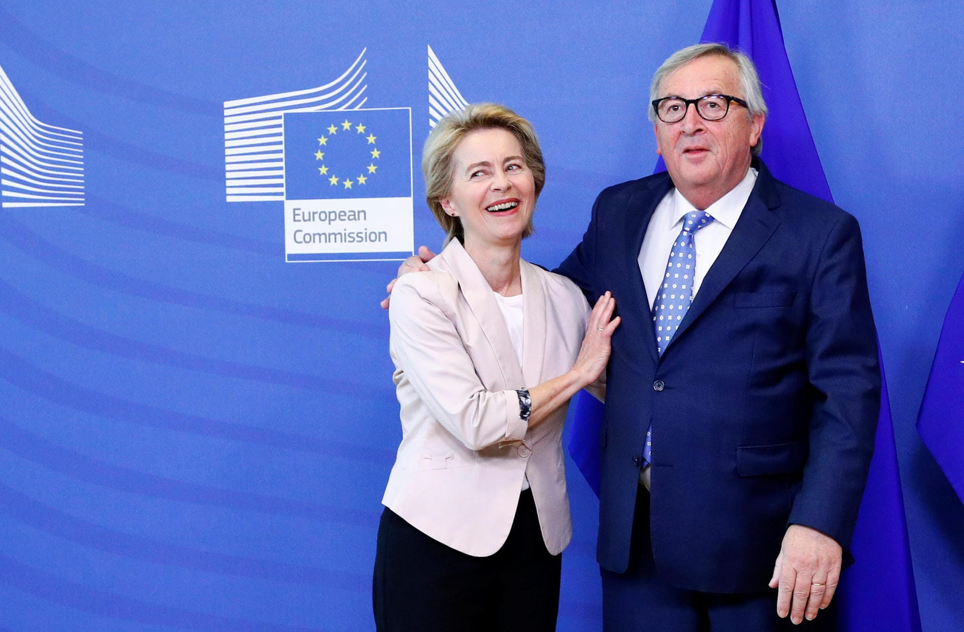 Jean-Claude Juncker fiel schon in der Vergangenheit durch herzliche bis skurrile Begrüßungen auf.