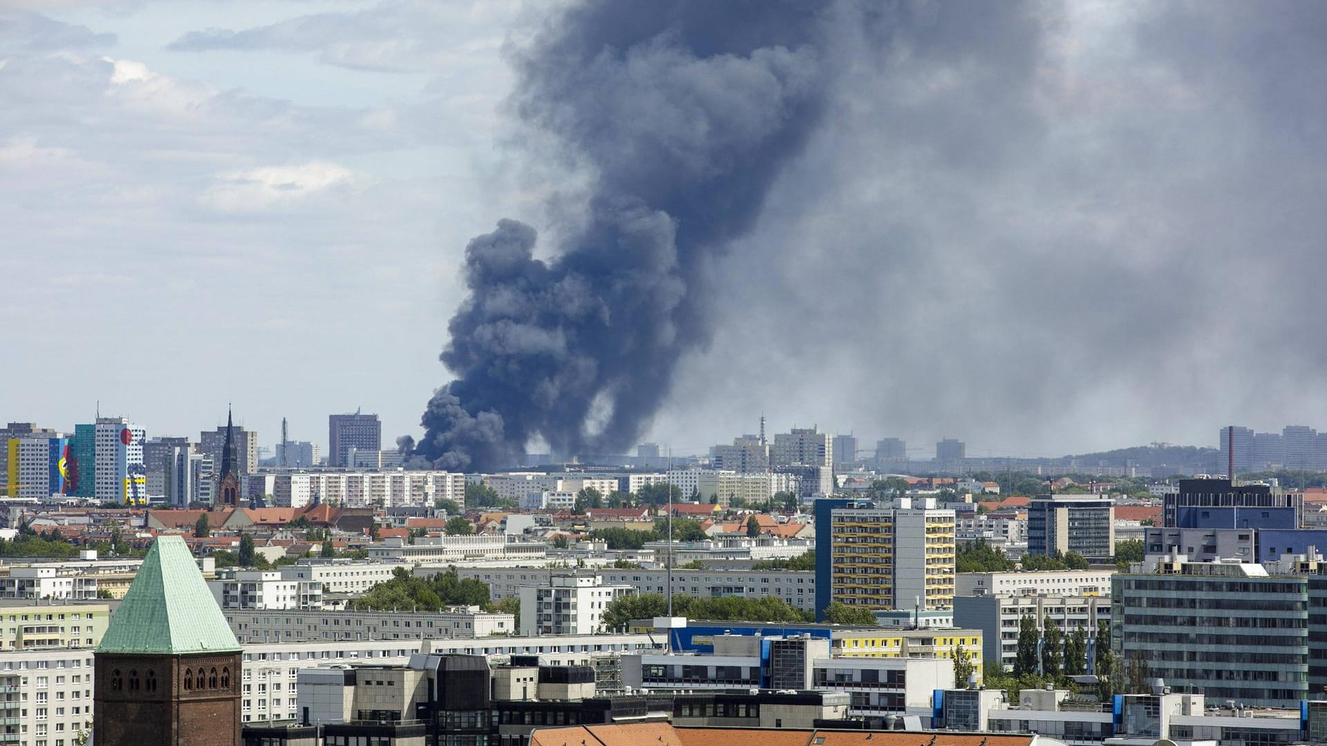 Eine riesige dunkle Rauchwolke steht über der Hauptstadt. Grund ist ein Feuer auf dem Gelände des Dong-Xuan-Centers, Europas größtem Asia-Markt.