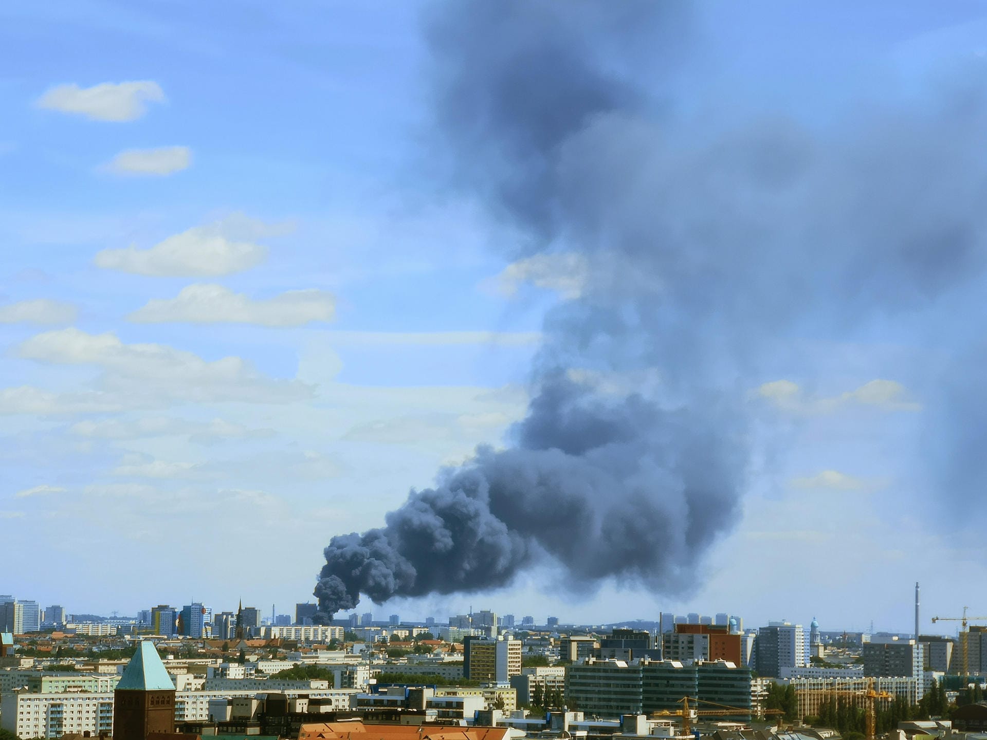 Die Rauchsäule vom dem Großbrand im Dong-Xuan-Center war weithin über Berlin zu sehen.