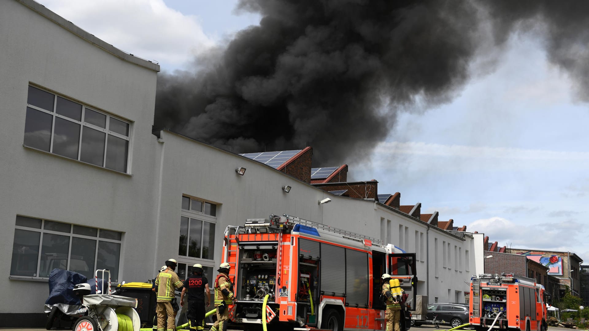 Löschfahrzeuge am Ort des Brandes: Die Feuerwehr ist mit Dutzenden Kräften im Einsatz.