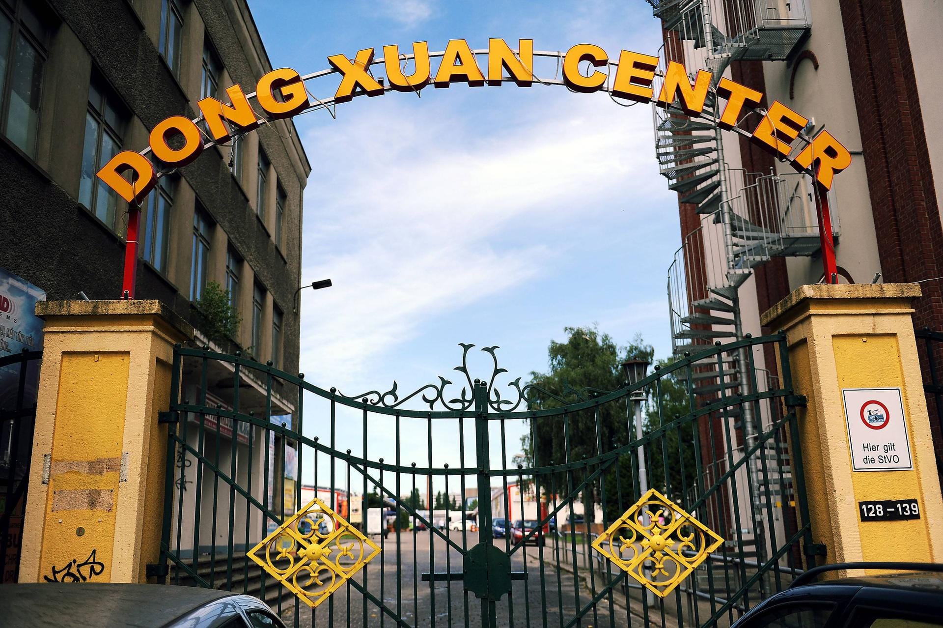 Eingang zum Dong-Xuan-Center: Das Einkaufszentrum für vor allem asiatische Produkte ist das größte seiner Art in Europa.