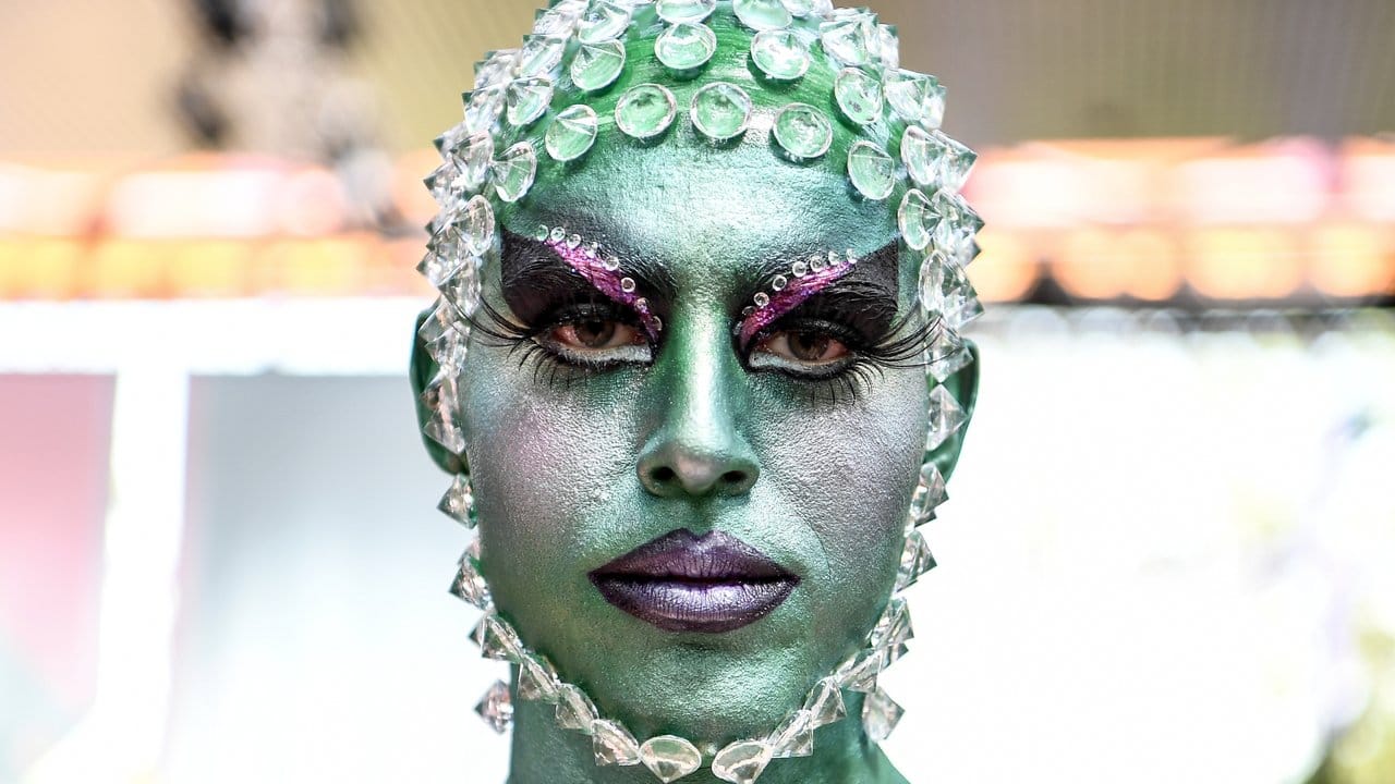 Ein Kunstwerk: Designer Thomas Hanisch lässt sich die Show von Marina Hoermanseder nicht entgehen.