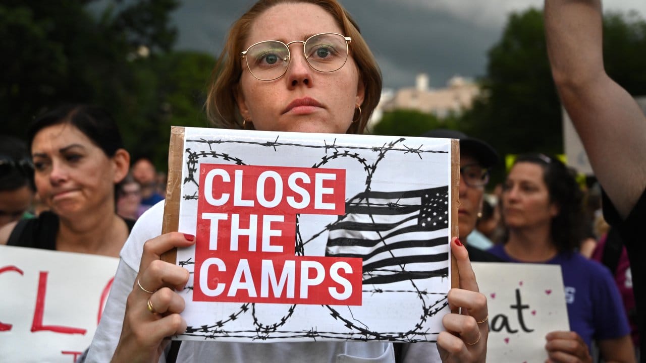 "Close The Camps", steht auf vielen Protestschildern von Demonstranten, die die Schließung der Migrantenlagern vor dem Weißen Haus in Washington einfordern.