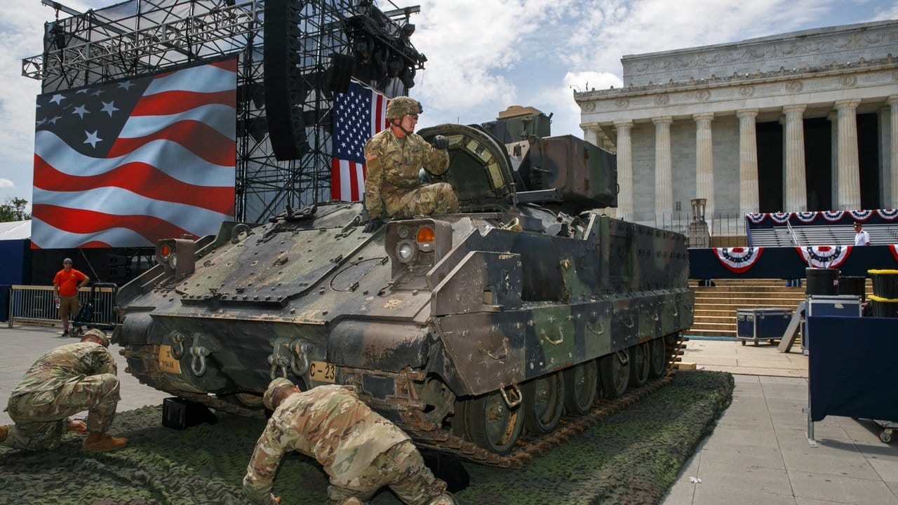 Schweres Gerät: Soldaten mit einem Bradley Fighting Vehicle, das am Unabhängigkeitstag durch Washington rollen soll.
