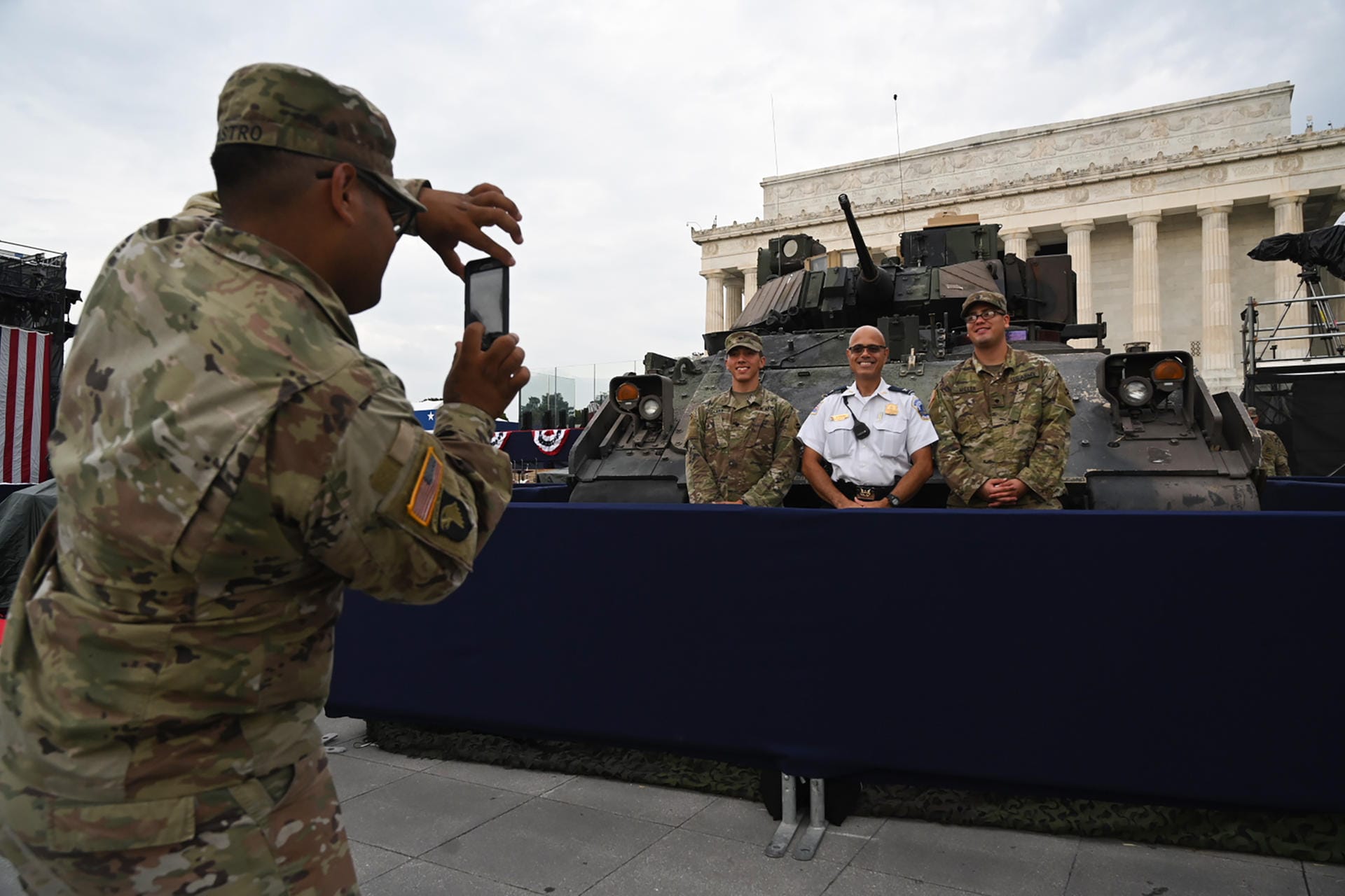 Mitglieder der US-Streitkräfte lassen sich vor der Militärparade fotografieren.