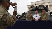 Mitglieder der US-Streitkräfte lassen sich vor der Militärparade fotografieren.
