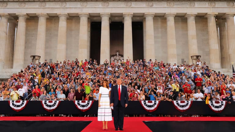 US-Präsident Donald Trump und First Lady Melania Trump kommen beim "Salute to America" vor dem Lincoln Memorial an.