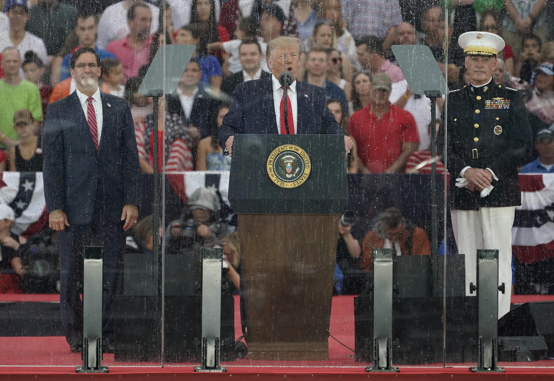 Donald Trump hält seine Rede am Lincoln Memorial vor schusssicherem Glas.