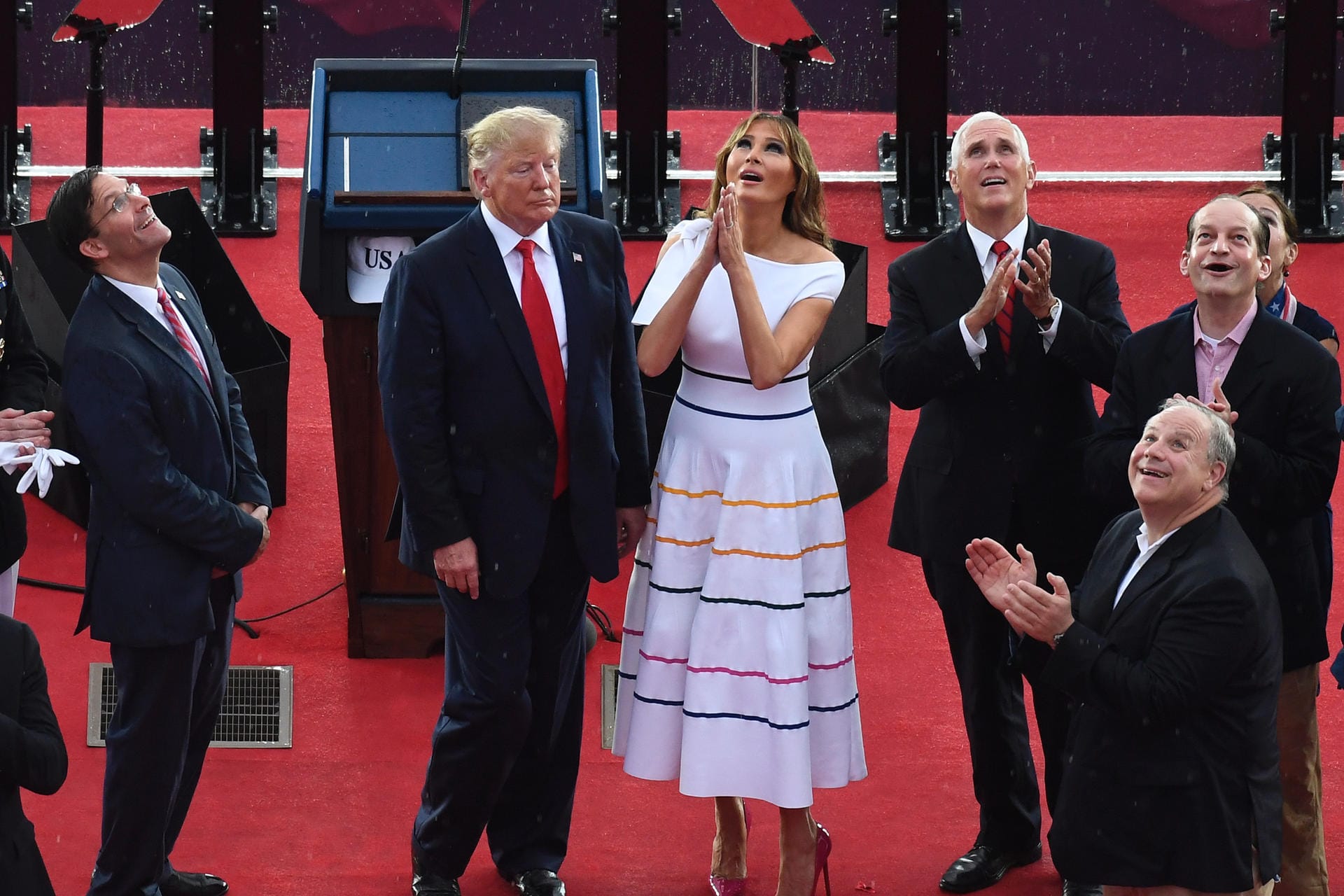 Donald Trump, Melania Trump, Mike Pence und Mark Esper bewundern die Show der Militärflugzeuge über Washington.