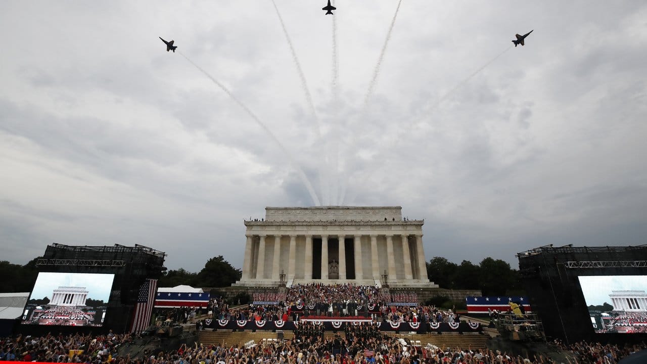 Die Kunstflugstaffel "Blue Angels" der United States Navy fliegt über das Lincoln Memorial.
