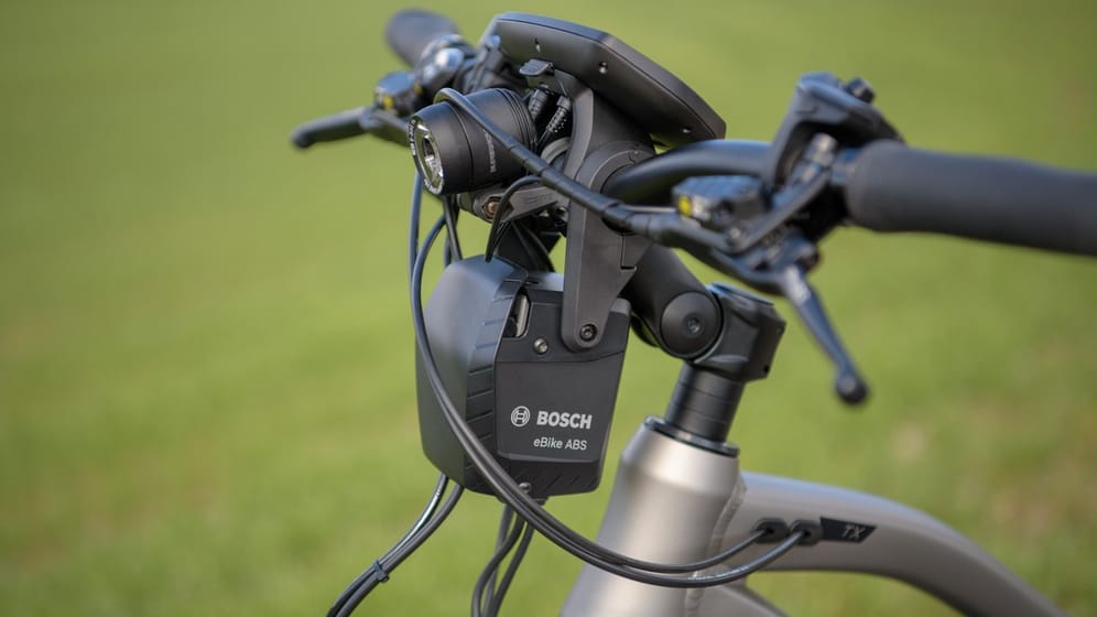Die deutschen Hersteller Bosch und Brakeforceone haben unter anderem eigene Antiblockiersysteme für Fahrräder entwickelt, vorwiegend für Pedelecs.