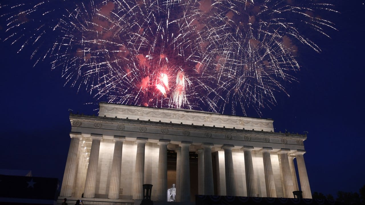 Über dem Lincoln Memorial zeigt sich das traditionelle Feuerwerk.