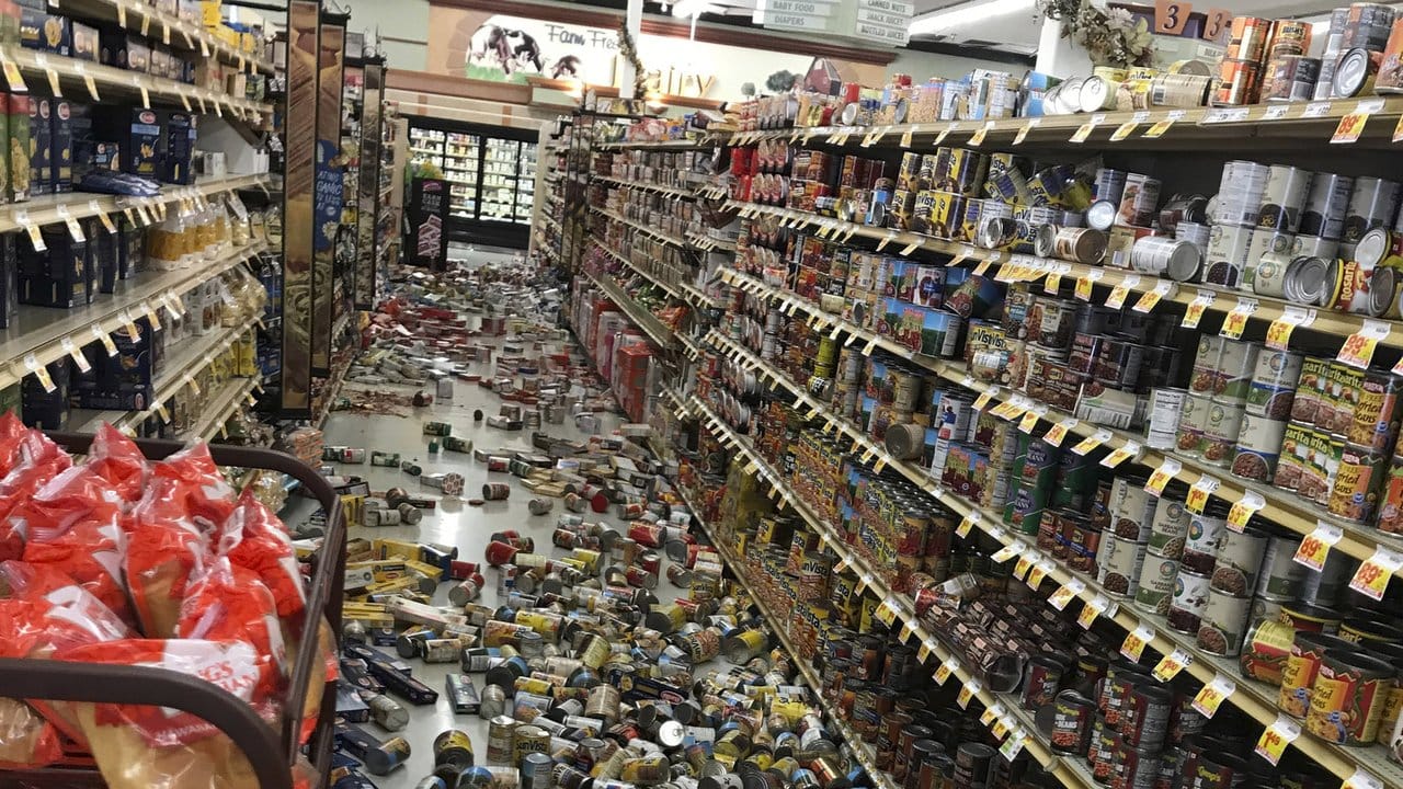 In einem Supermarkt im kalifornischen Ridgecrest sind Lebensmittel aus den Regalen auf den Boden gefallen.