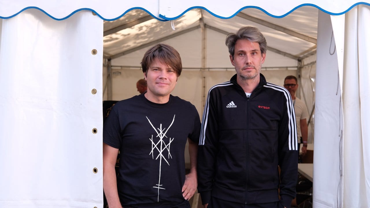 Jan Müller und Dirk von Lotzow von Tocotronic vor ihrem Konzert bei „Kosmos Chemnitz - Wir bleiben mehr“. Jan Müller und Dirk von Lotzow von Tocotronic vor ihrem Konzert bei „Kosmos Chemnitz - Wir bleiben mehr“.