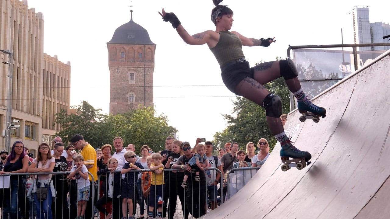 Skater zeigen ihr Können beim „Kosmos Chemnitz- Wir bleiben mehr“. Skater zeigen ihr Können beim „Kosmos Chemnitz- Wir bleiben mehr“.